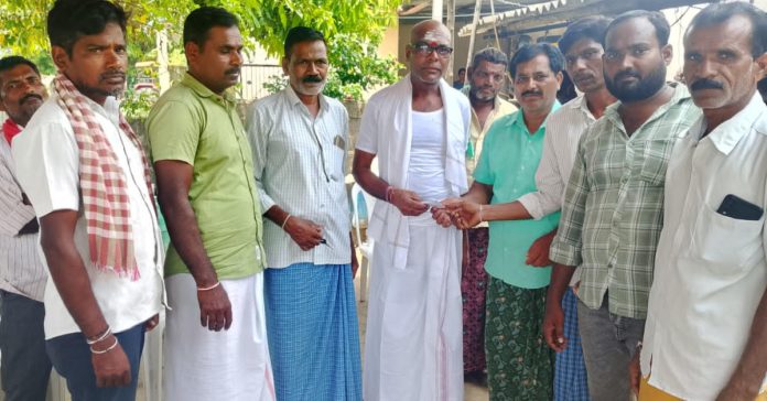 Congress leaders visit the family of the deceased.