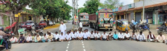 Distribution of clothes to farmers who took to the streets for money for the return of paddy.