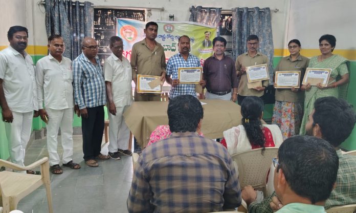 Employees who have received awards should be taken as role models.
