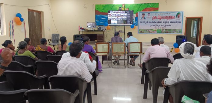 Farmers participating in the Rythunestam program