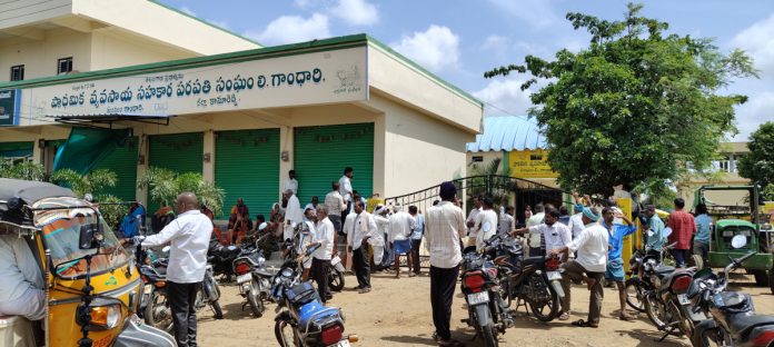 Farmers rush for urea