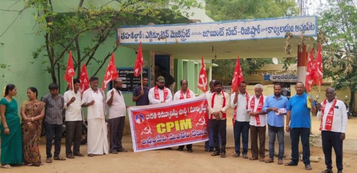 Farmers should be given farmer assurance and loan waiver