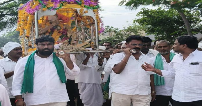 Former MLA Shinde who is obsessed with singing