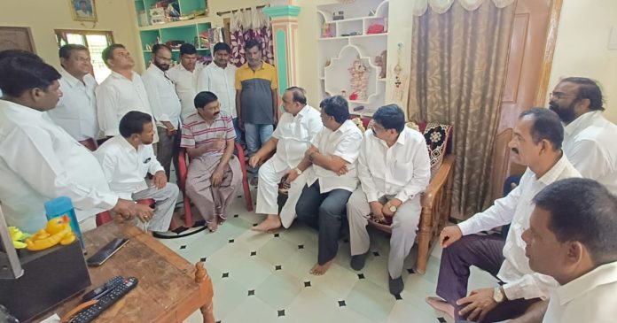 Former MLA visits journalist
