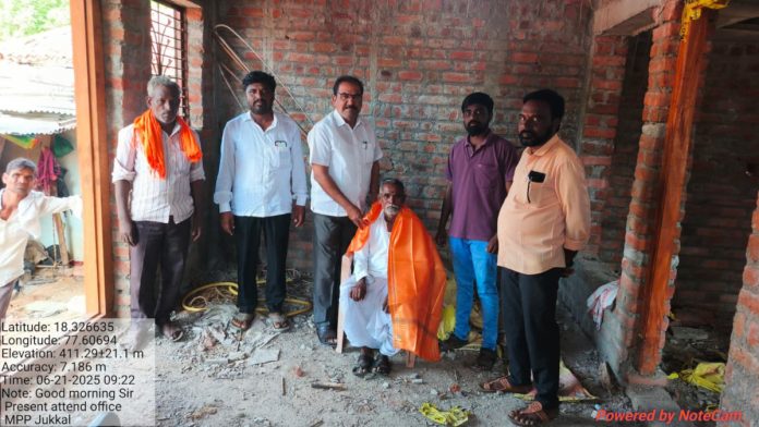 Honors to the beneficiaries of Indiramma House construction