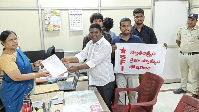 Increased bus pass charges should be reduced: SFI