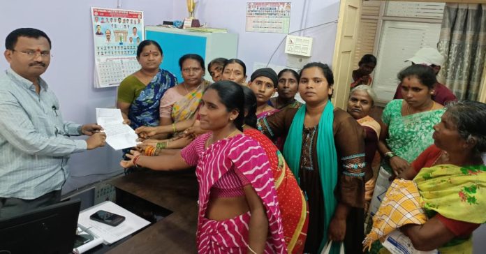 Indiramma beneficiaries go to meet the collector