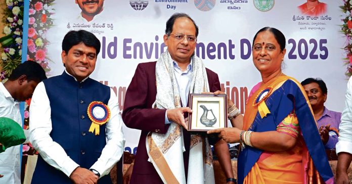 We should cooperate in eliminating plastic.