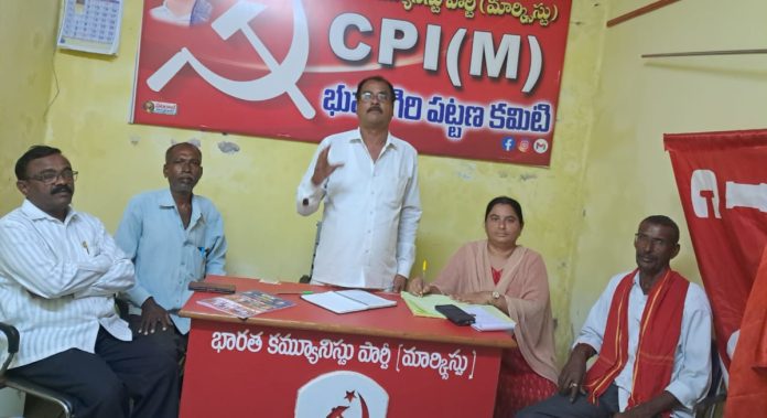 Land should be shown to beneficiaries of 700 survey number pattas