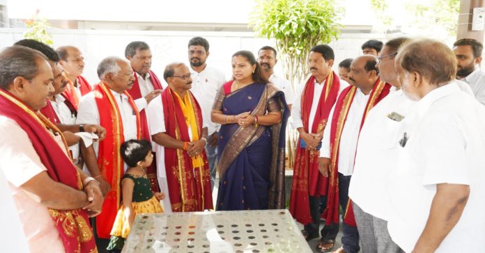 MLC Kavitha pays tribute to Padmashalis new executive committee
