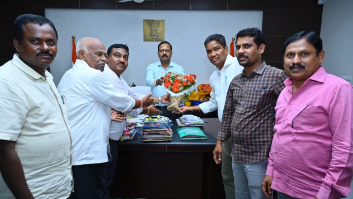 Madiga Employees Federation meets the Collector