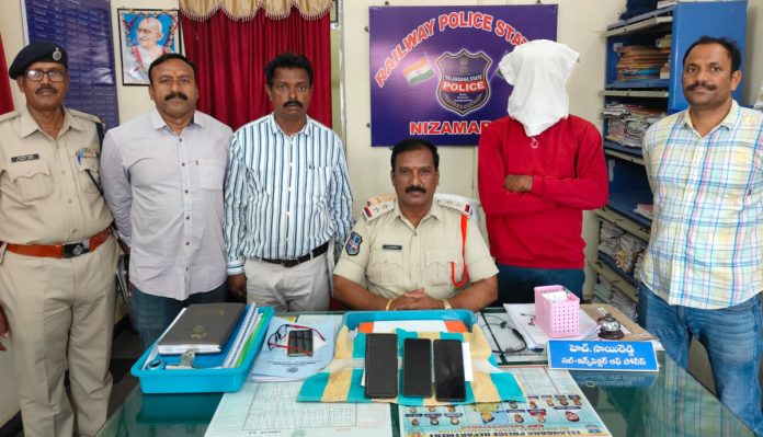Man arrested for stealing cell phones on train