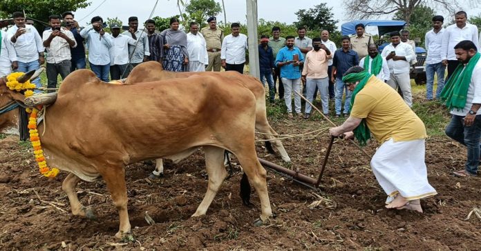Minister Ponnam Prabhakar who took up the plough..