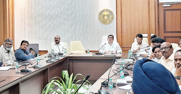 స్కూల్‌ బస్సుల ఫిట్‌నెస్‌ తనిఖీ చేయండి