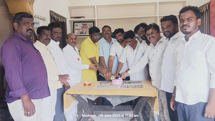 Rahul Gandhis birthday celebrated in Madnur
