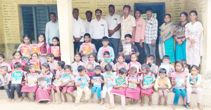 Teachers who distributed books at their own expense
