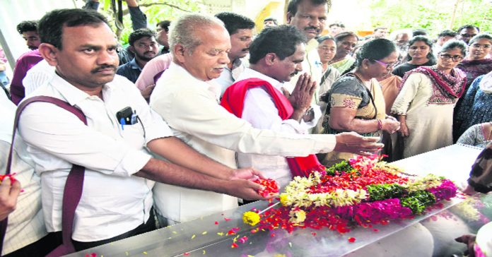 A thorough investigation should be conducted into the death of freedom fighter