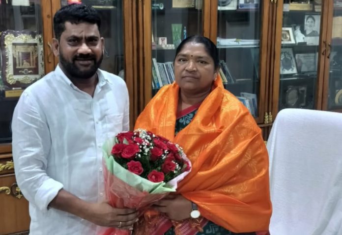 Venugopal Yadav meets Minister Seethakka