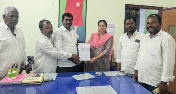 Villagers request depot manager to stop express bus at Medipalli stage