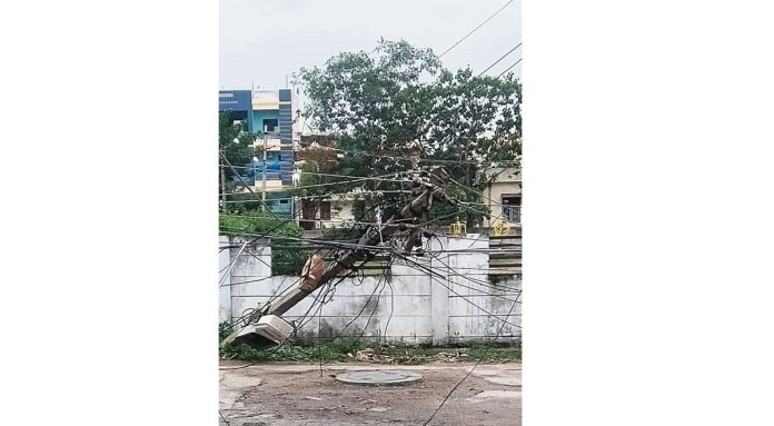 Broken poles, fallen trees, heavy winds and rain in several districts