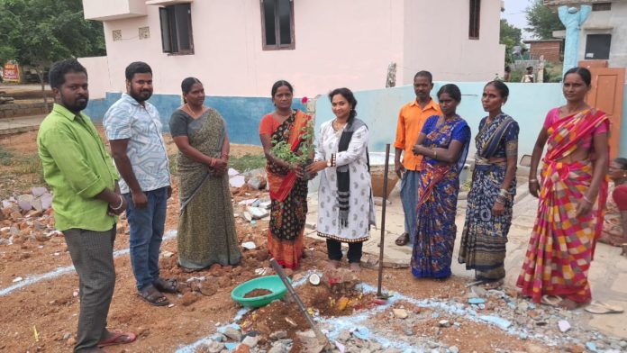 ZP CEO Shobharani inspects Indirammas houses...