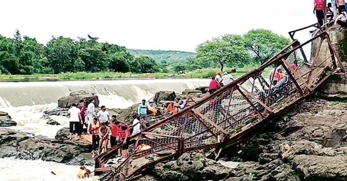 Bridge collapses in Maharashtra