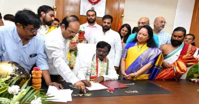 మంత్రిగా బాధ్యతలు స్వీకరించిన గడ్డం వివేక్‌