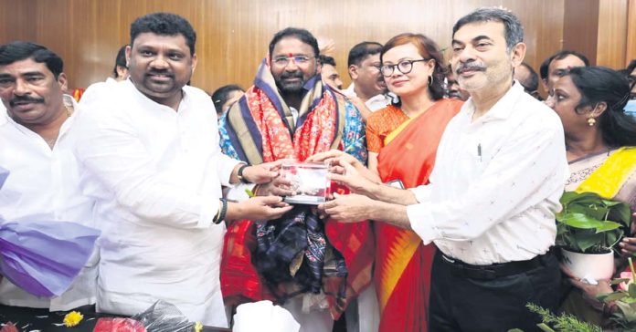 Srihari takes charge as Sports Minister