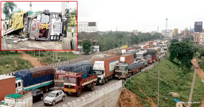 Mango lorry overturns