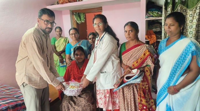 Additional Collector distributes Amma Bharosa Kit in Raigiri..