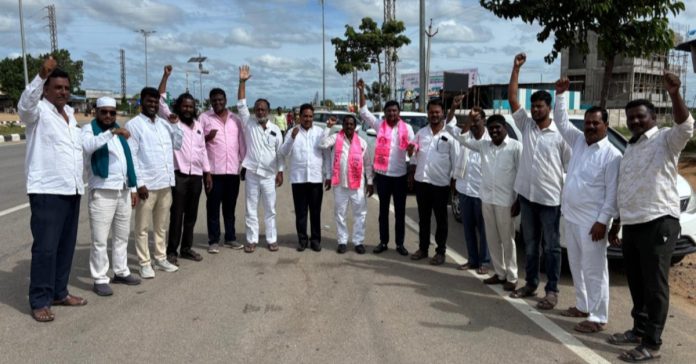 చలో హైదరాబాద్ బీసీ ధర్నా కార్యక్రమానికి బయలుదేరిన జుక్కల్ బి ఆర్ ఎస్ నాయకులు.