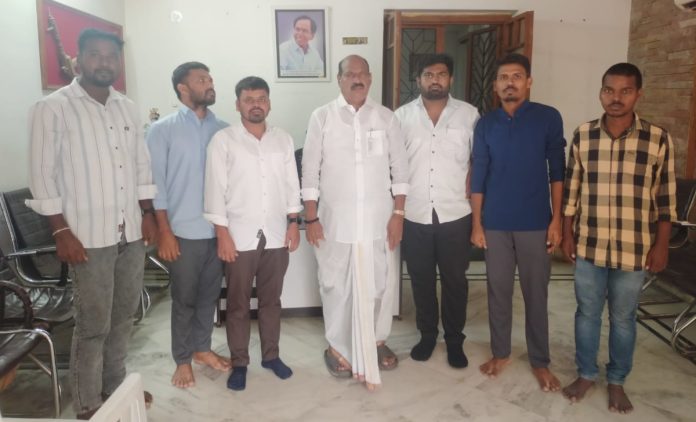 BRSV leaders meet former MLA Baji Reddy..