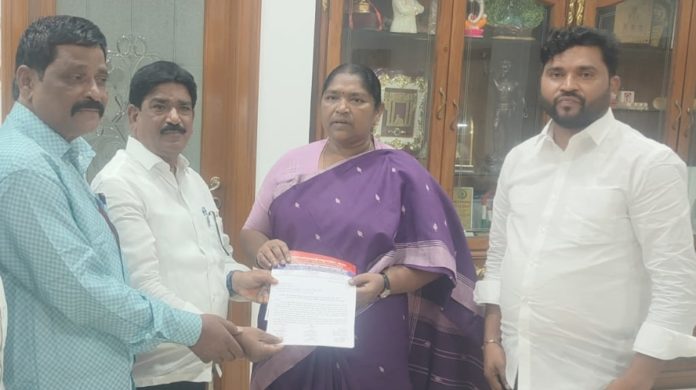 Beedi workers should be given an unconditional living allowance of Rs. 4016