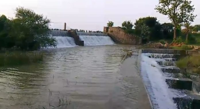 Brahmanpalli, bumper pond, where Alugu Parina is located