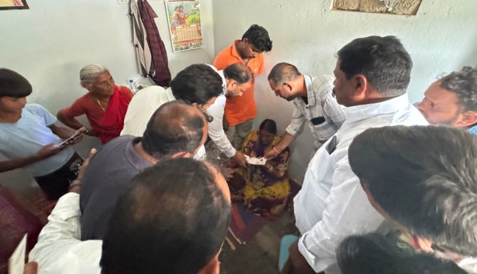 Busireddy visits Kalakonda Srinivas family members