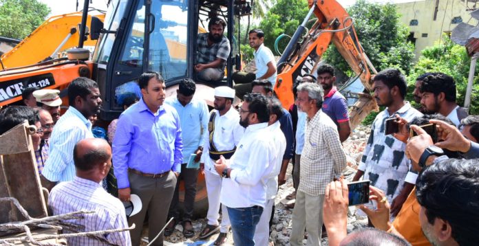 Collector inspects demolition works in Vemulawada