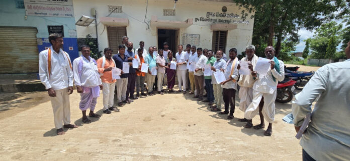 Congress leaders distributed new ration cards in Kemraj Kallali..