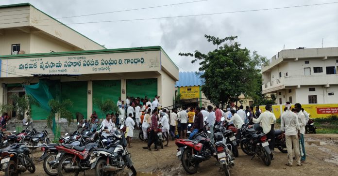 Farmers scramble for urea
