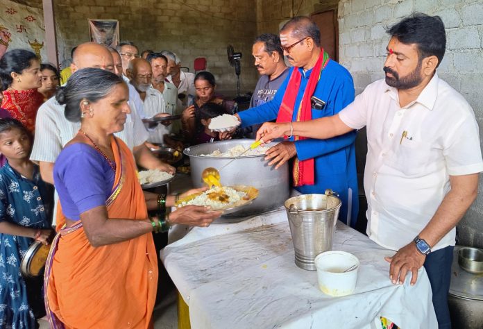 Food distribution at Jambi Hanuman temple..