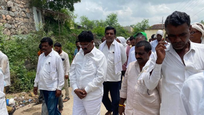 Former MLA Hanmant Shinde attended the funeral.