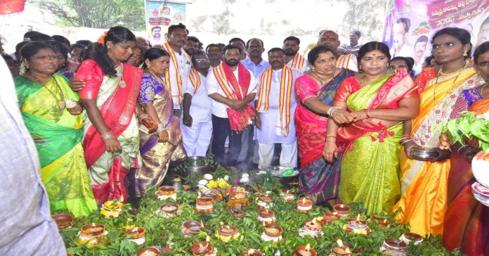 Former MLA Pailasekhar Reddy attended the Bonala..
