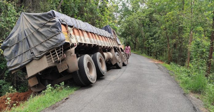 Fertilizer lorry on the verge of accident..