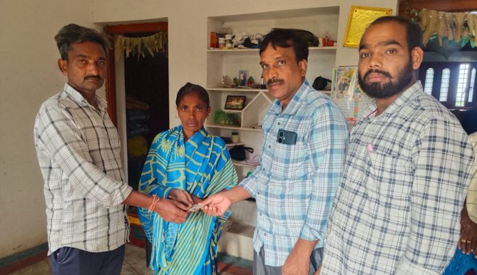 Karimnagar Dairy provides financial assistance for funeral