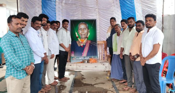 Lachu Patels mother Yellamma visits family