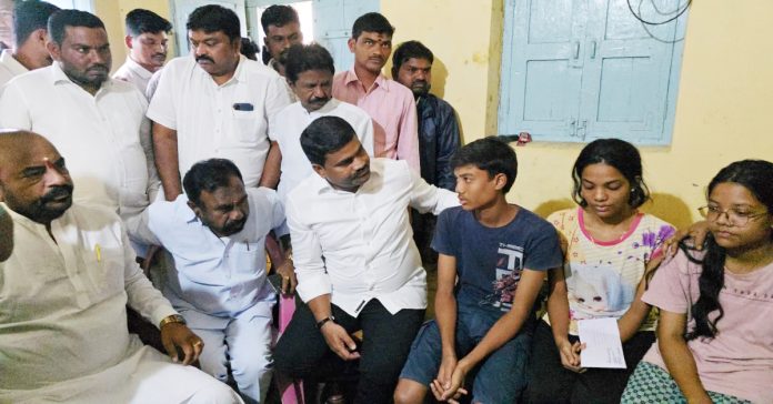 MLA condoles with journalist Prasads family