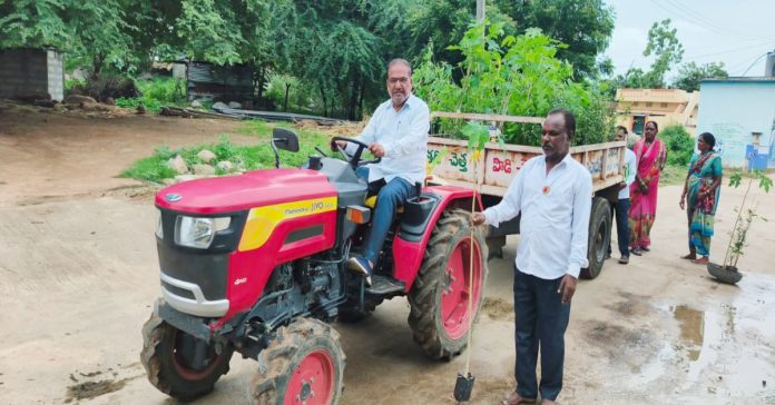 MPDO distributes plants on tractor