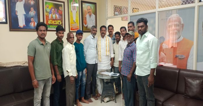 Members of the Rajaka Sangham met the MLA.