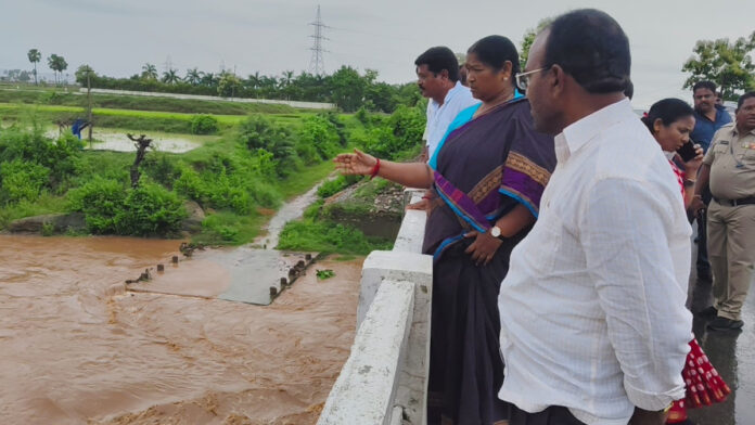 Minister Seethakka inspects the flood relief of Gundlavagu and Jalagalancha streams