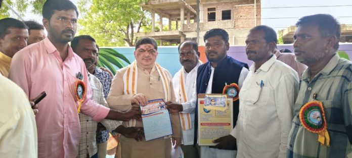 Minister appeals to Prime Minister through postcards