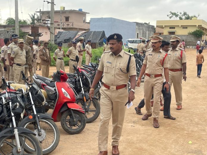 Police cordon search in Indranagar